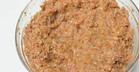 1. Этап. Котлеты с гречкой и фаршем: Из фарша сформируйте котлеты. Обжарьте их до румяного цвета в масле с обеих сторон.