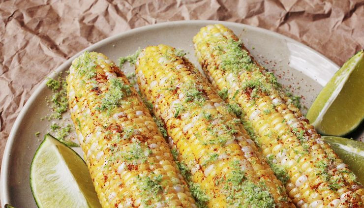 1. Этап. Запеченная кукуруза (на углях): 3. Вот и все! Готовую кукурузу поливаем соком половины лимона и обильно посыпаем солью и специями. Вкусно, полезно и быстро!