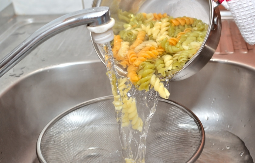 1. Этап. Салат из цветных макарон: Цветные макароны сварите и не забудьте промыть.