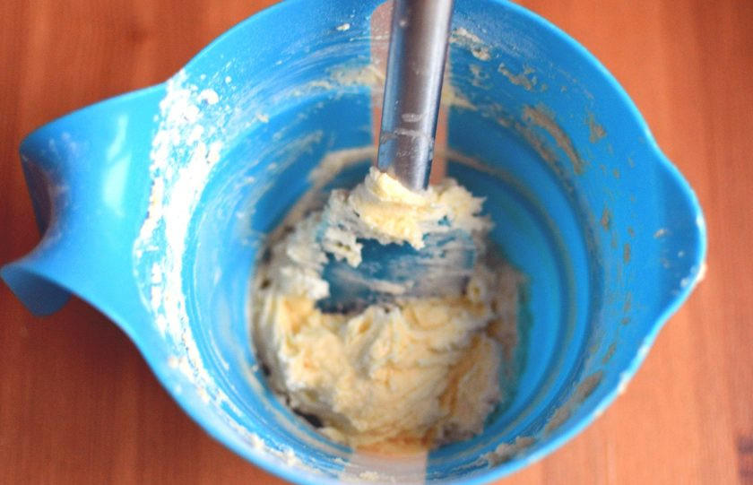 1. Этап. Тирольский пирог с вишней: Для теста взбейте размягченное сливочное масло с сахаром. Добавьте яйцо и снова взбейте. Всыпьте муку, просеянную с разрыхлителем и быстро лопаткой вымешайте негустое тесто.