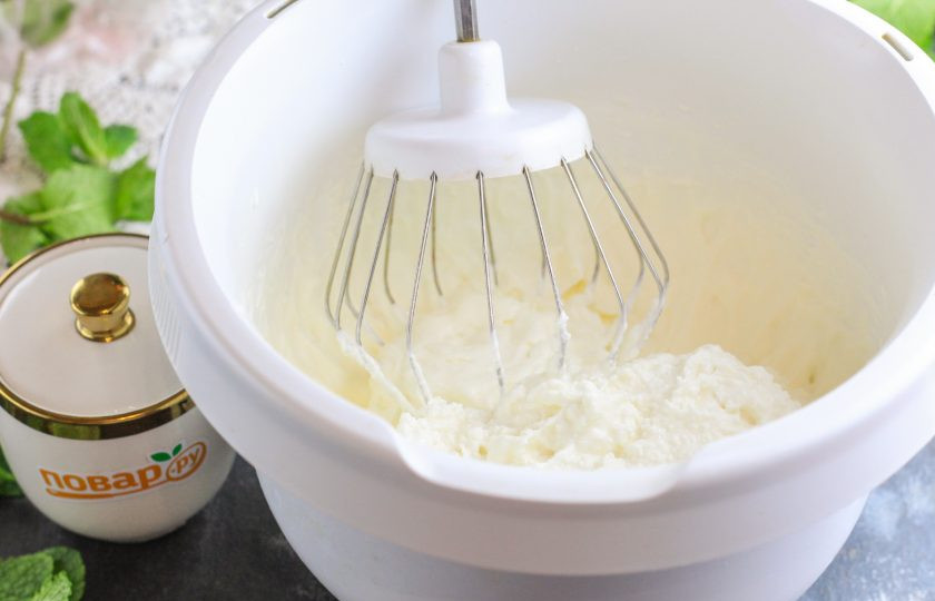 1. Этап. Торт Красный бархат с творожным кремом: Взбейте охлажденные сливки с сахарной пудрой и загустителем для сливок примерно 4-5 минут. Затем добавьте творожный сыр и снова взбейте 1-2 минуты.