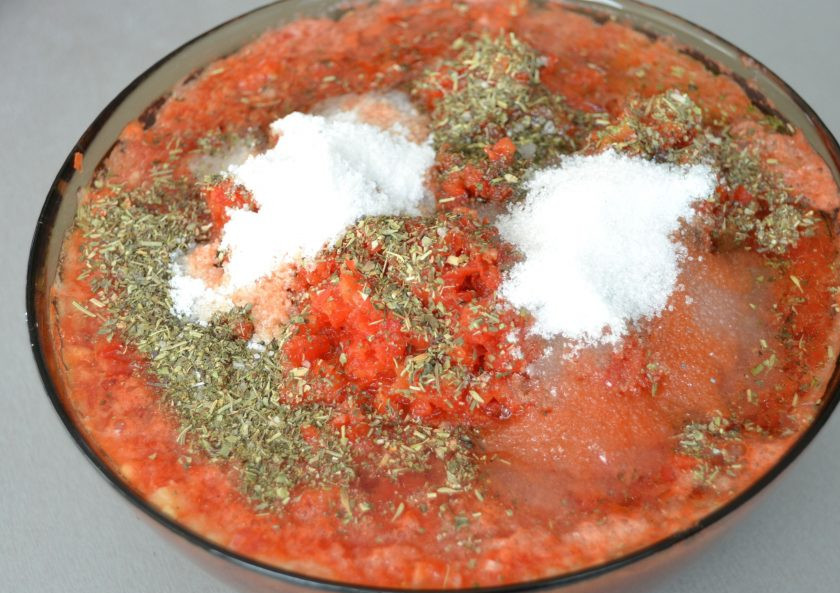 1. Этап. Закуска Кобра: Прокрутите через мясорубку помидоры, болгарский перец, перец чили, чеснок, добавьте растительное масло, соль, сахар, ароматные пряные травы, перемешайте.