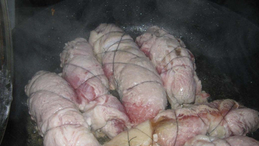 1. Этап. Мясные пальчики: Аккуратно сверните каждый кусочек мяса рулетиком таким образом, чтобы начинка оказалась в середине. Затем закрепите края при помощи зубочисток или же скрутите рулетики кулинарной ниткой. Обжарьте их по пять минут с каждой стороны в чистой сковороде с растительным маслом.