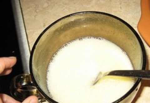 1. Этап. Рисовая запеканка с курицей: Смешайте яйцо с молоком. Полученной массой заливаем запеканку.