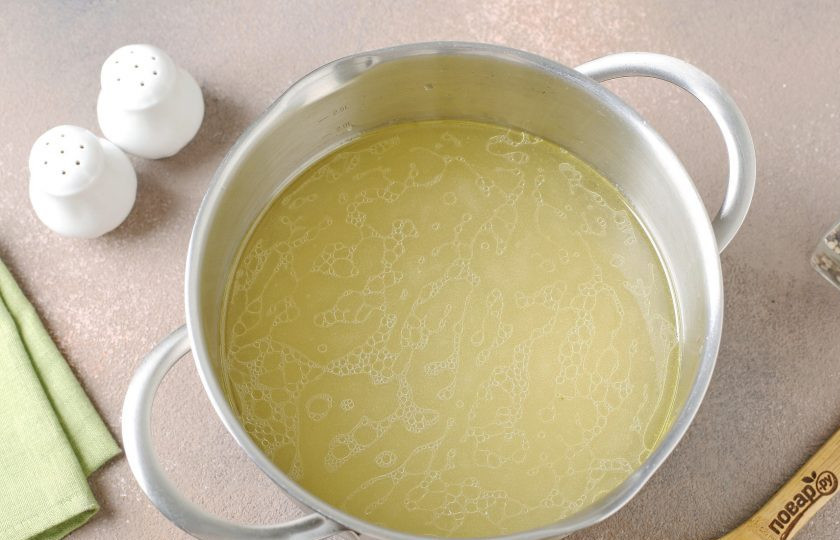 1. Этап. Щи с яблоками: Готовый бульон процедите. Мясо отделите от костей (мясо можно вернуть обратно в кастрюлю или потом отдельно подать на тарелке).