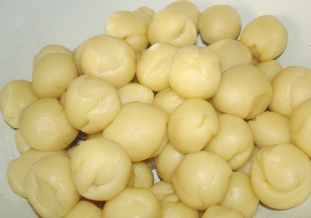 1. Этап. Вареники с капустой и грибами: Подошедшее тесто разделяем на небольшие кусочки, скатываем их в шарики каждый по 1,5-2 см диаметром.