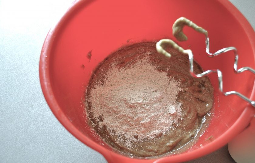 1. Этап. Рижский хлеб по ГОСТу: Добавьте сюда же 35 грамм ржаной муки и замесите опару. Накройте опару пищевой плёнкой и поставьте в теплое место для брожения на 3-5 часов.