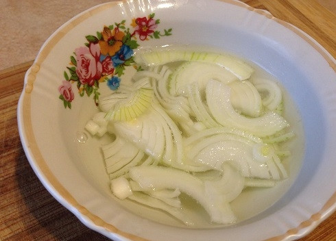 1. Этап. Горячий сэндвич с лососем: Если вам не очень нравится сырой лук в блюдах, вы можете его замариновать так, как я. Очистим лук, нарежем на тонкие четвертькольца, добавим уксус и заливаем кипятком минут на 5.