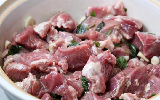 1. Этап. Запеченная баранина с рисом: 2. Смешиваем специи с вином, добавляем в мясо и под закрытой крышкой оставляем мариноваться на один-два часа в прохладном месте. Для равномерного маринования несколько раз мясо перемешиваем.