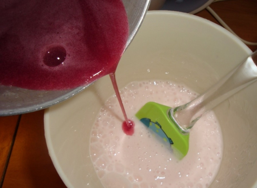 1. Этап. Малиновый мусс для торта: В миксере взбейте йогурт, добавьте к нему малиновый сироп. Всё перемешайте.