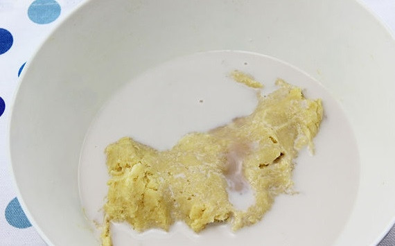 1. Этап. Пирожки с сыром Фета: 4. В кружку или маленькую миску с молоком всыпьте дрожжи, помешайте в течение 1-2 минут, затем добавьте в тесто.