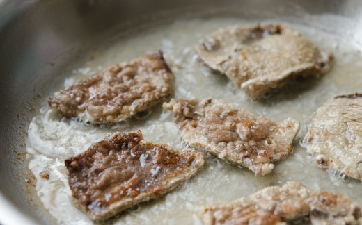 1. Этап. Говядина в апельсиновом соусе: Обжарьте на сковороде по 1 минуте с каждой стороны.