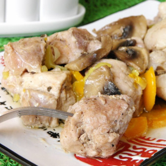 Свинина, тушенная кусочками