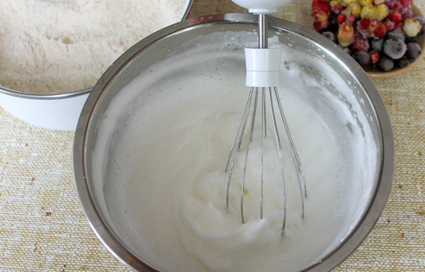 1. Этап. Печенье Финансье: Яичные белки охлаждаем и взбиваем миксером.