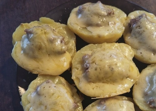 1. Этап. Фаршированный картофель в мундире: Переложит фаршированные картофелины на раскаленную сковороду и закрыть крышкой. Через 3-5 минут выключить плиту и подождать еще 5 минут. За это время сыр расплавится и снизу картофеля образуется золотистая корочка. Можно подавать к столу) Приятного аппетита!