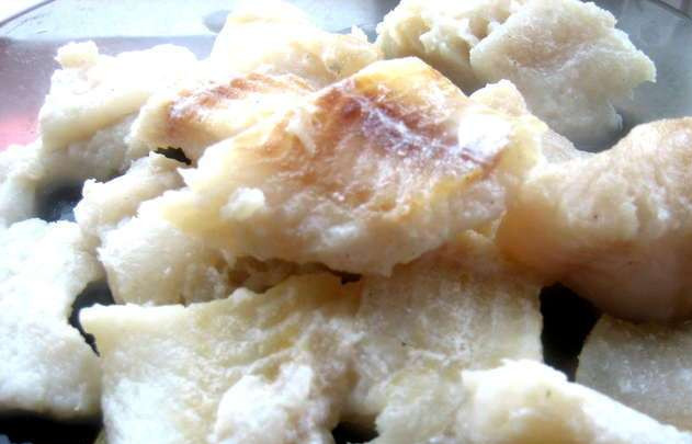 1. Этап. Рыба под соусом бешамель: 5. Вытаскиваем кусочки рыбы и даем им немного остыть. После этого выкладываем рыбу первым слоем в форму для запекания.