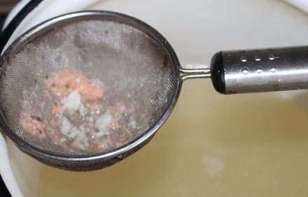 1. Этап. Овощной суп с семгой: Процедим рыбный бульон. В кастрюлю с бульоном добавим еще примерно 0,5 л воды, выкладываем все овощи и ставим на огонь. Слегка посолим.