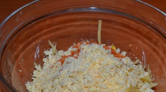 1. Этап. Салат Новогодний фейерверк: 6. Отварите вкрутую яйца, остудите, очистите и натрите на мелкой терке.