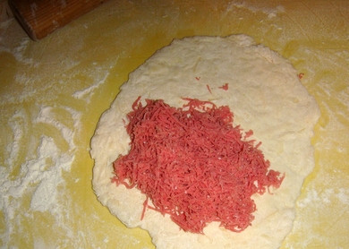 1. Этап. Сырные лепешки с начинкой: 4. Точно так же поступаем с ветчиной.