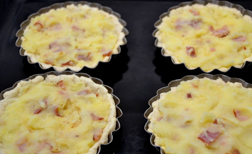 1. Этап. Тарталетки с лисичками: Выложите первым слоем картофель.