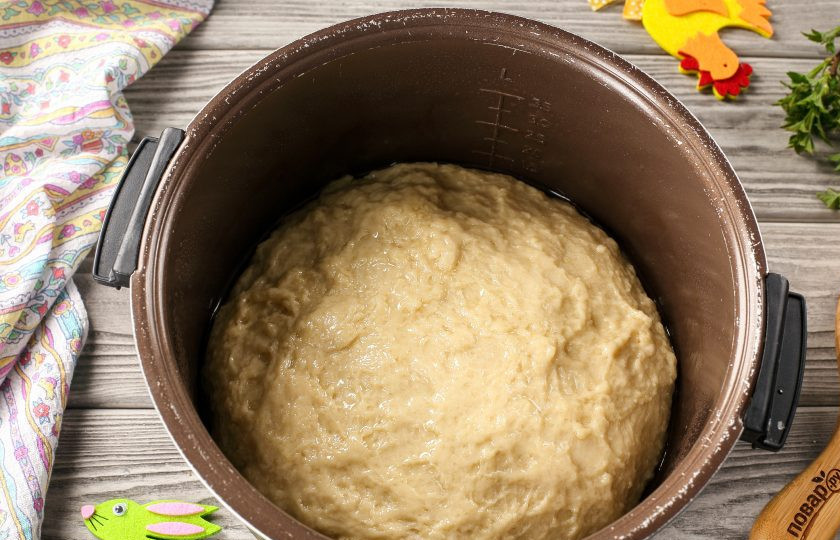 1. Этап. Пасхальный кулич на живых дрожжах: Я перекладываю тесто в чашу мультиварки и оставляю с закрытой крышкой на режиме подогрев при 35 градусах на 1 час. Если такой помощницы у вас нет, можно просто накрыть миску полотенцем и оставить в тёплом месте без сквозняков.