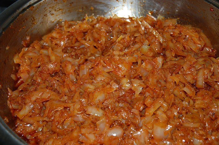 1. Этап. Картофельные зразы с овощами: 2. Все овощи измельчим, немного обжарим, а потом потушим. Капуста не должна стать совсем коричневой, - вполне достаточно, чтобы перестала хрустеть, и чуть размягчилась. Солим, перчим по вкусу.