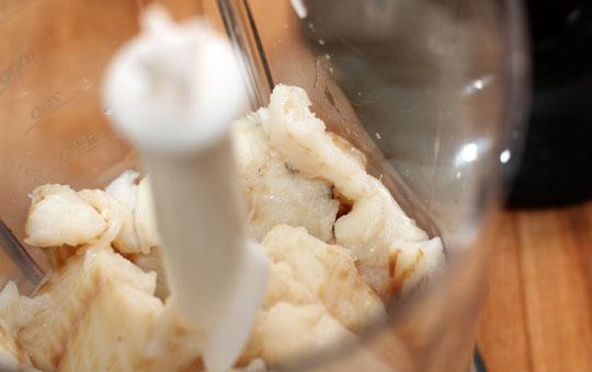 1. Этап. Суфле из трески: Кусочки сварившейся рыбы складываем в чашу блендера.