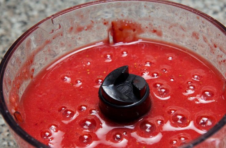 1. Этап. Клубничный крем для торта: 2. Отправить их в кухонный комбайн или блендер и превратить в пюре. Если ягоды не слишком сладкие, тогда количество сахара в рецепт приготовления клубничного крема для торта может быть увеличено.