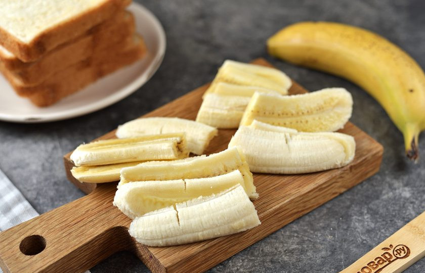 1. Этап. Горячие сэндвичи с шоколадом: Бананы почистите от кожуры, разрежьте пополам, нарежьте их тонкими ломтиками.