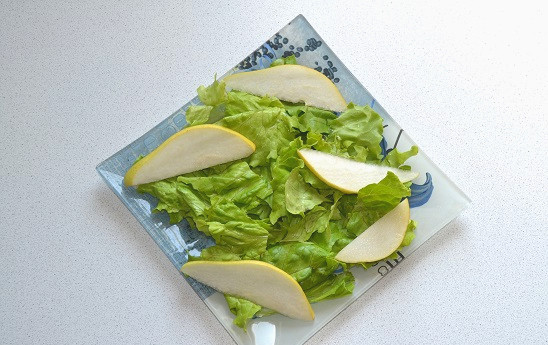 1. Этап. Теплый салат с грушей и куриной печенью: Следом выложите грушу.