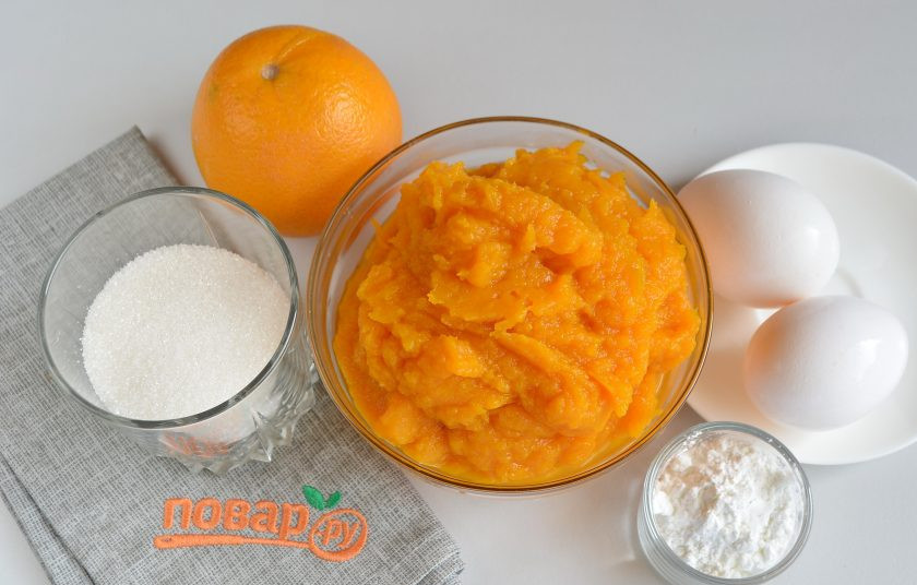 1. Этап. Творожно-тыквенная запеканка с маком: 4. Подготовьте продукты для тыквенной начинки. Заранее запеките тыкву и пюрируйте блендером. Вес указан готового пюре. Если тыква водянистая, то положите в дуршлаг пару слоев марли, потом тыквенное пюре и дайте постоять, чтобы стекла лишняя влага.