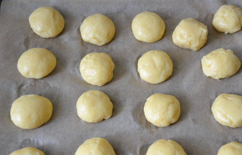 1. Этап. Булочки Гужеры: Выкладывайте булочки на расстоянии друг от друга. Выпекайте при температуре 190 градусов 30-40 минут.