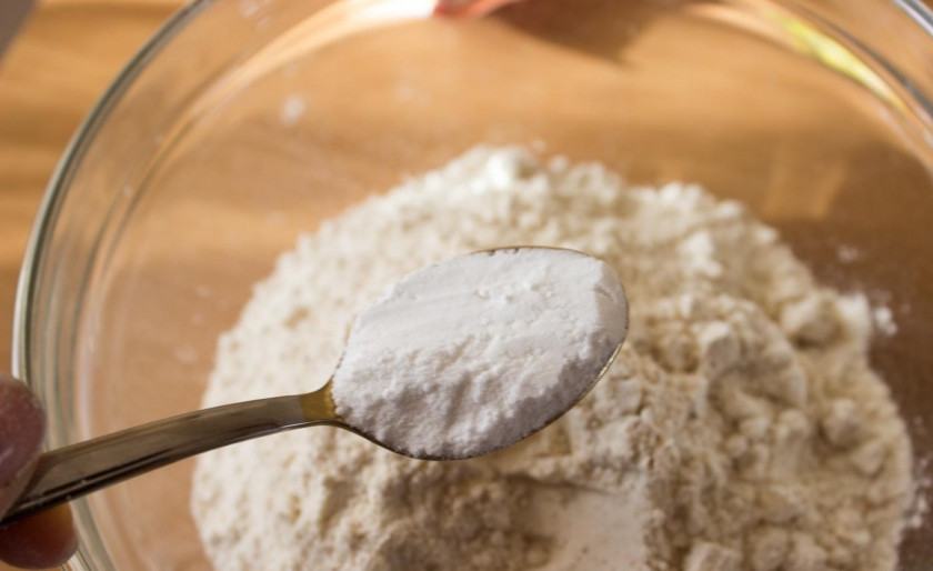 1. Этап. Кексы простые на молоке: 2. В миску просеиваю муку, так выпечка будет более воздушной, добавляю полторы столовые ложки разрыхлителя.