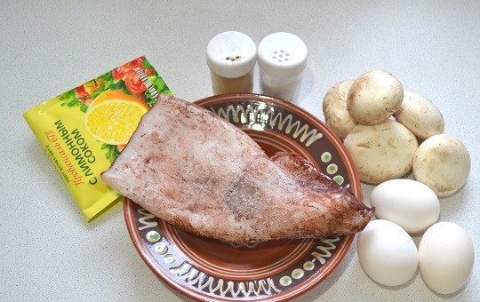 1. Этап. Салат Нежность с кальмарами: 1. На весь процесс у нас уйдет не более 20-25 минут, так что рецепт обязательно придется по душе занятым хозяйкам.