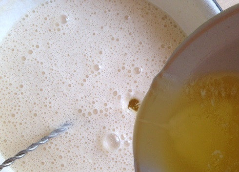 1. Этап. Блины классические на молоке: Растопим сливочное масло и слегка остудим, оно не должно быть горячим. Вливаем масло в тесто и венчиком тщательно размешиваем.