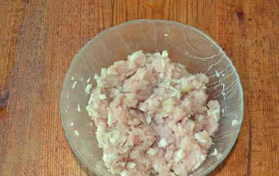 1. Этап. Люля-кебаб из курицы на мангале: Тщательно перемешайте.