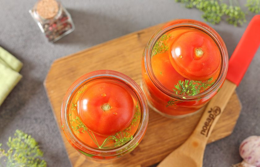 1. Этап. Маринованные помидоры с луком и чесноком на зиму: Залейте помидоры кипятком, прикройте крышкой и дайте постоять 10 минут.