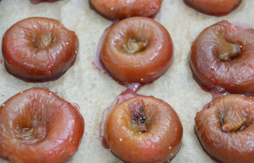 1. Этап. Цукаты из инжира: После двух часов сушки достаньте инжир из духовки и нажатием пальца утопите внутрь кончики инжира, слегка приплющите их и снова поставьте в духовку на 2 часа при том же температурном режиме.