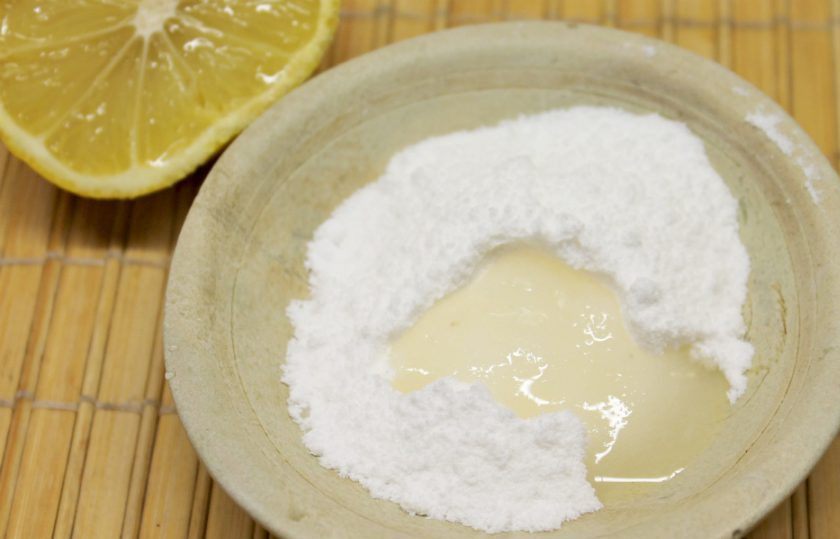 1. Этап. Нюрнбергский пряник: Для глазури соединяем сахарную пудру с соком лимона и перемешиваем. Сок добавляем постепенно, чтобы консистенция получилась не очень жидкой.