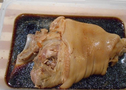 1. Этап. Cвиная рулька по-немецки: Смешиваем пиво и соевый соус. Готовую рульку перекладываем в емкость и заливаем маринадом. Бульон от рульки никуда не деваем, он нам еще понадобится. Отправляем блюдо в холодильник на ночь. Если маринад не покрыл рульку, надо будет ее несколько раз переворачивать.