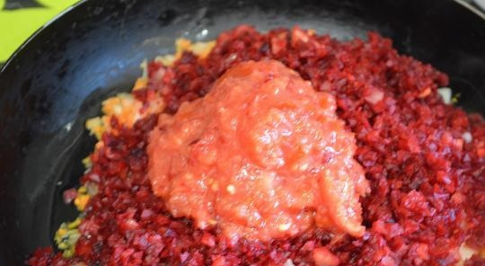 1. Этап. Вегетарианский борщ с фасолью: Измельчённые овощи тушите с маслом в течение 10 минут.