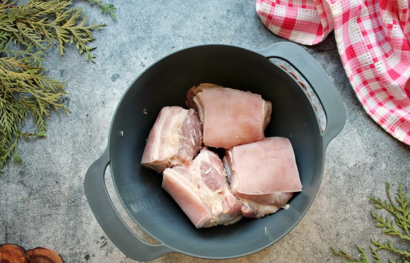 1. Этап. Сало в рассоле: Половину чеснока почистите и измельчите. Сало нарежьте на куски, примерно 3 на 5 сантиметров и натрите чесноком.