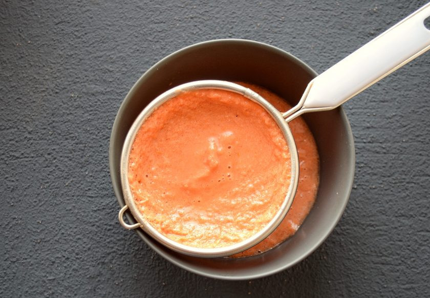 1. Этап. Постный гаспачо: Для более приятной консистенции протрите гаспачо через сито.