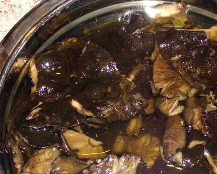 1. Этап. Соленые грузди в сметане: Ну вот прошло положенное время, грибы промываем и вымачиваем в воде.