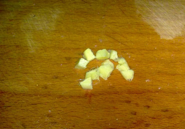 1. Этап. Медовый сбитень: Свежий имбирь очищаем от кожуры и нарезаем на небольшие кубики.