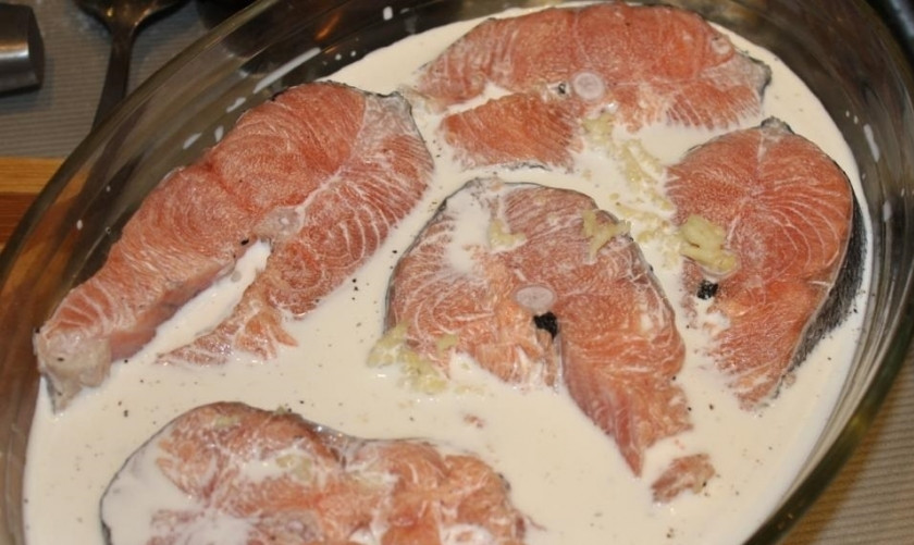 1. Этап. Рыба под сливочным соусом в духовке: 2. Солю и посыпаю перцем по вкусу, вливаю сливки (20% жирности), выдавливаю через пресс очищенные зубчики чеснока.