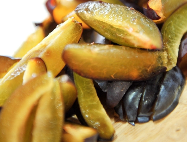 1. Этап. Песочная галета со сливой: Удалив косточки, сливу нарежьте дольками.