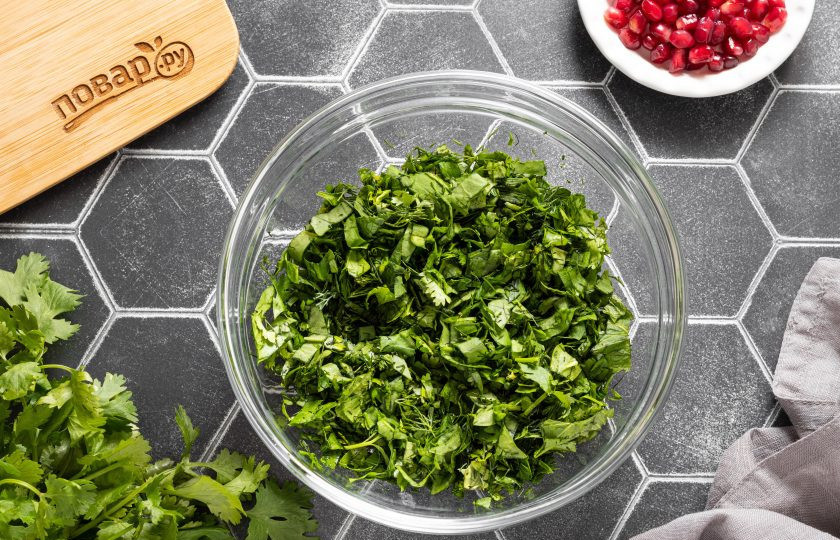 1. Этап. Салат Броцеули: Всю зелень помойте, обсушите. Отделите листья от стеблей и крупно порубите. Перележите в глубокую миску.