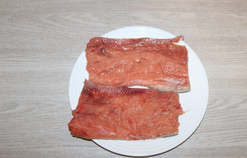 1. Этап. Рыбные ёжики: Рыбу промойте, выпотрошите, сделайте филе.