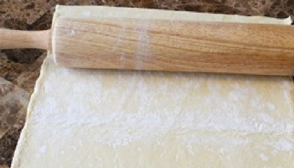 1. Этап. Рецепт вкусного мясного пирога: Тесто разморозьте и с помощью скалки раскатайте примерно по размеру посуды в которой будет запекаться пирог.